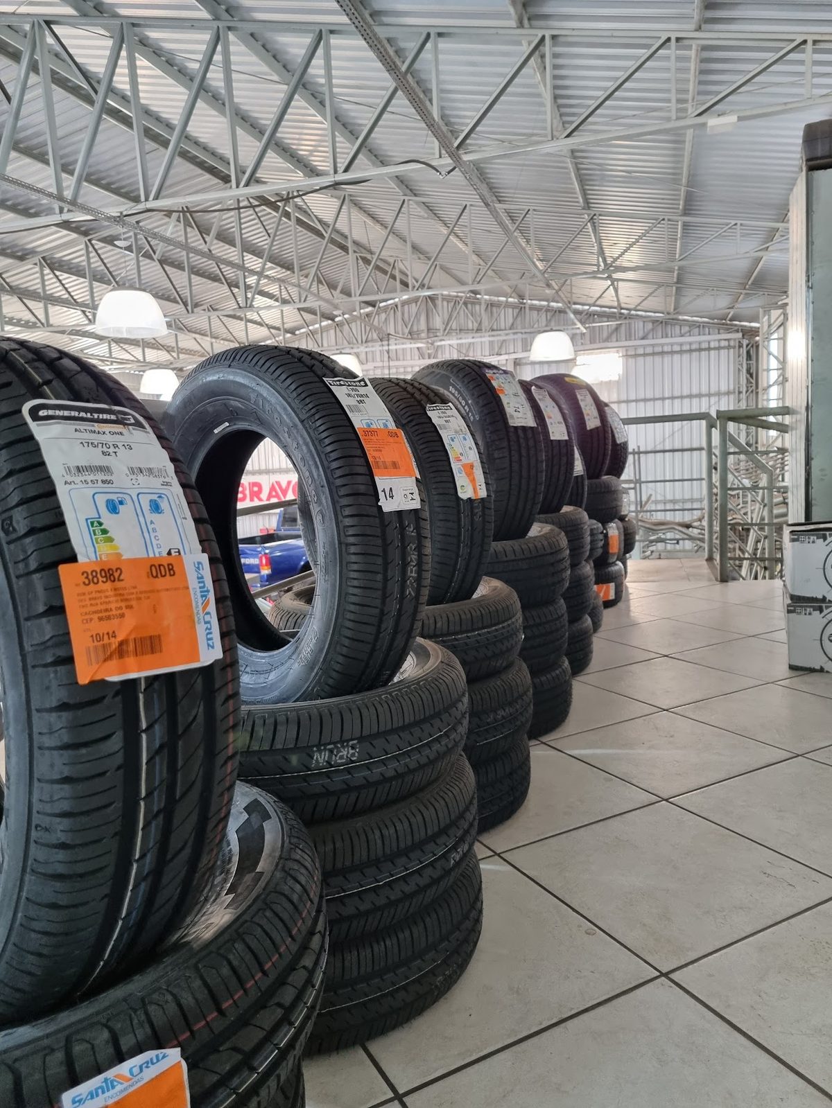 Estoque de pneus novos na loja da Bravo Auto Center